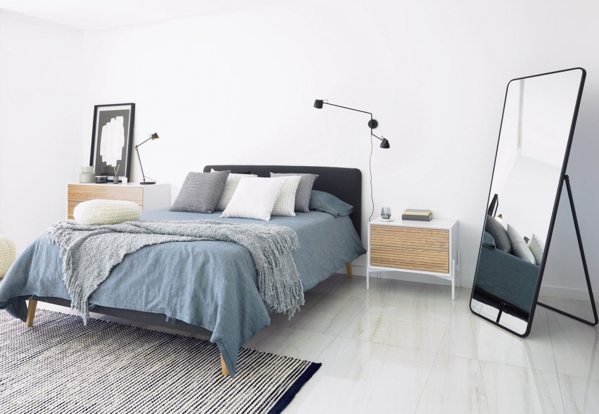 Лёгкий, удобный и динамичный интерьер спальни в современном стиле