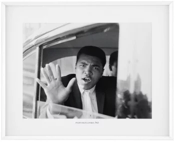 Постер Ali arrives in London 103X83 CM