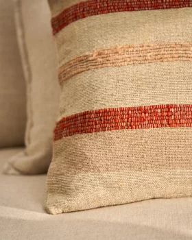 Наволочка на подушку Taraia из хлопка и вискозы терракотово-бежевого цвета 40X60 CM