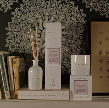 Свеча ароматическая The Olphactory White Insignia Mystique boughs 60 часов горения