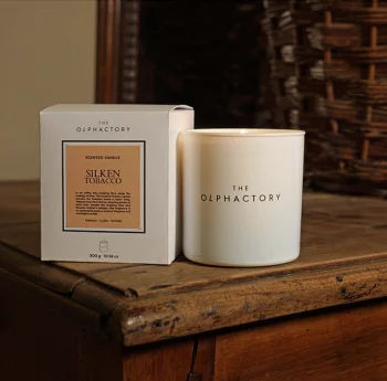 Свеча ароматическая The Olphactory White insignia Silken tobacco 60 часов горения
