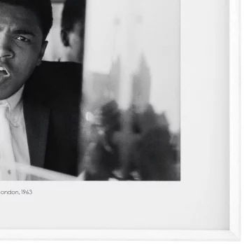Постер Ali arrives in London 103X83 CM