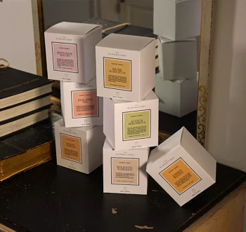 Свеча ароматическая The Olphactory White insignia Silken tobacco 60 часов горения