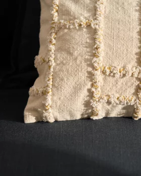 Жёлтая наволочка Verion с вышитым геометрическим узором 30X50 CM