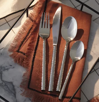 Набор из шестнадцати столовых приборов Silverware