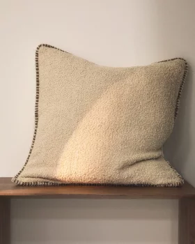 Хлопковая наволочка Enari с контрастной коричневой окантовкой 50X50 CM