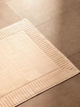 Коврик для ванной с фактурным бортиком кремового цвета из коллекции essential, 50x80 см