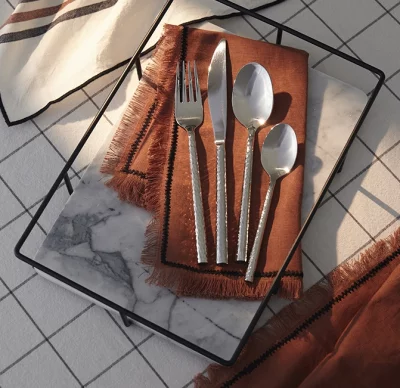 Набор из шестнадцати столовых приборов Silverware 3