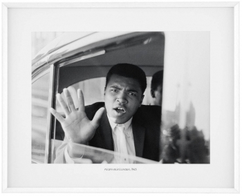 Постер Ali arrives in London 103X83 CM
