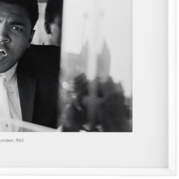 Постер Ali arrives in London 103X83 CM