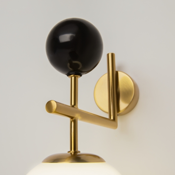 Настенный светильник Museo латунный, стекло белое 9