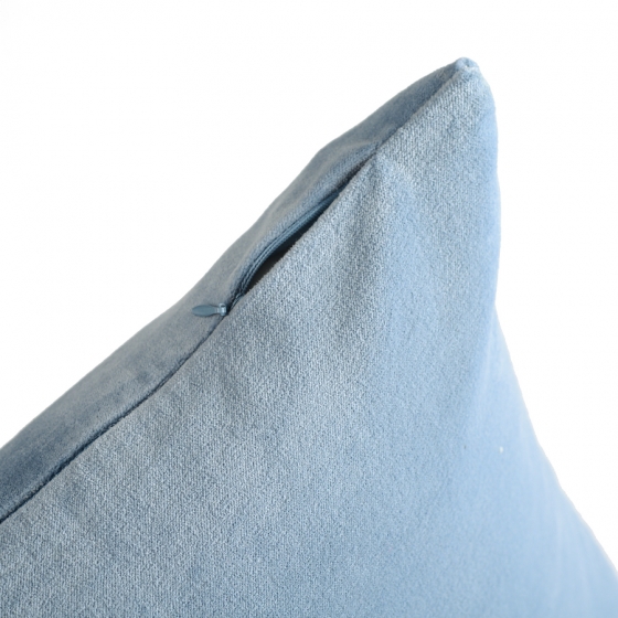Подушка декоративная из бархата Essential 45X45 CM светло-синего цвета 9