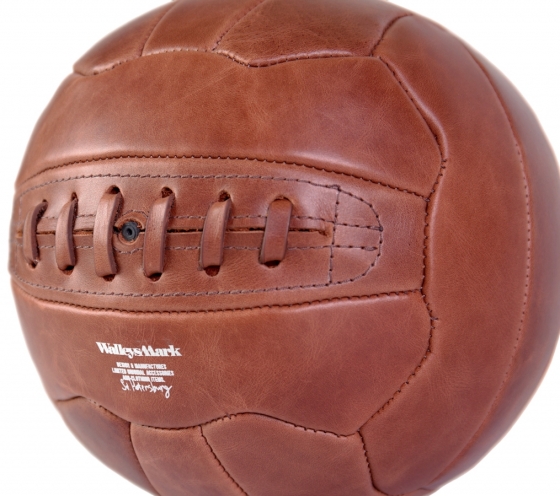 Декоративная интерпретация мяча Swiss WC Match-Ball коричневого цвета 7