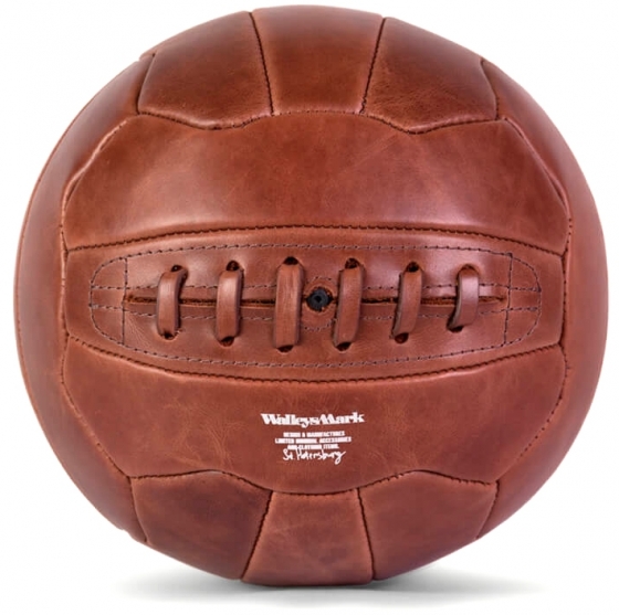 Декоративная интерпретация мяча Swiss WC Match-Ball коричневого цвета 2