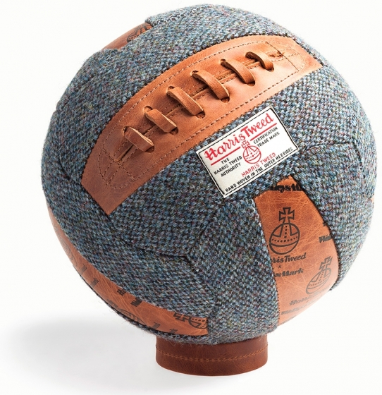 Декоративная интерпретация мяча Swiss WC Match-Ball из ткани Harris Tweed  1